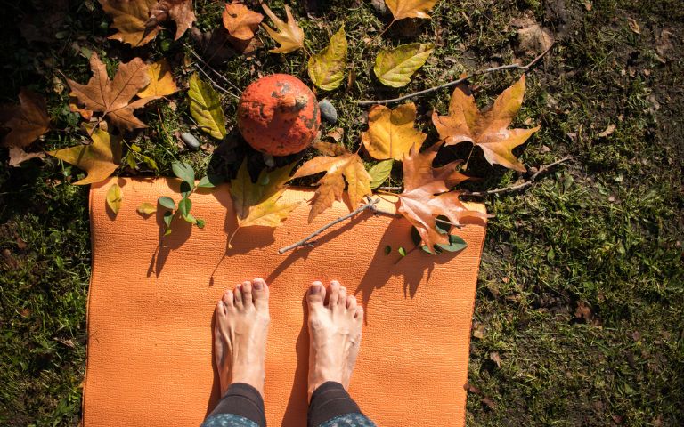 Tappetino yoga con zucca di halloween e sfondo autunnale